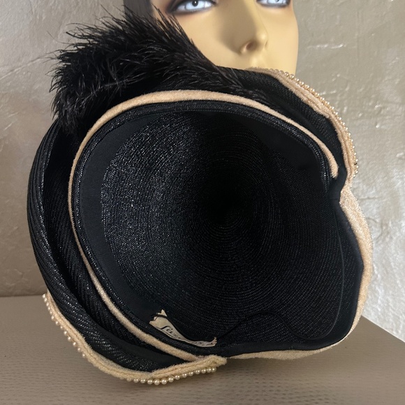 IMPRESSIVE 1940s BLACK STRAW WITH POINTY CROWN - VELOUR & PEARL TRIM + FEATHER - Picture 12 of 13
